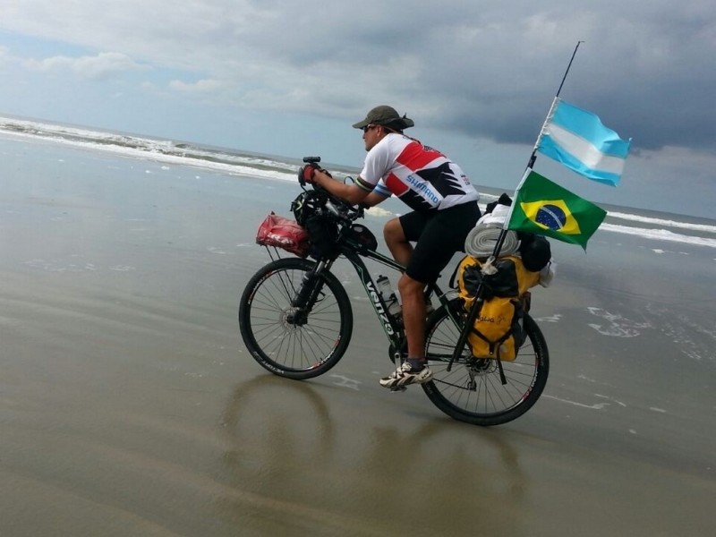 De Córdoba a Rusia en bicicleta: Lucas Ledezma inicia hoy su cruzada solidaria