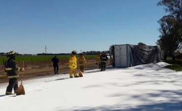 MONTE BUEY: VOLCÓ UN CAMIÓN CON FERTILIZANTE NITROGENADO EN LA RUTA 6