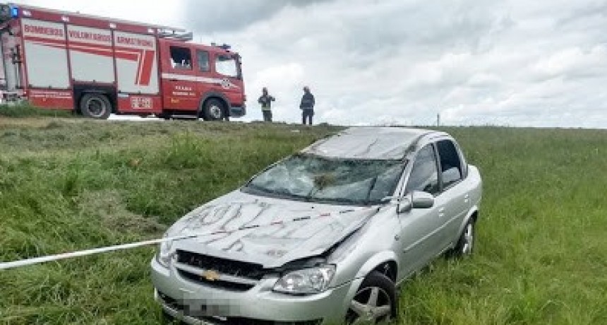 Armstrong: Despiste y vuelco de un auto en Autopista en el Km 382.