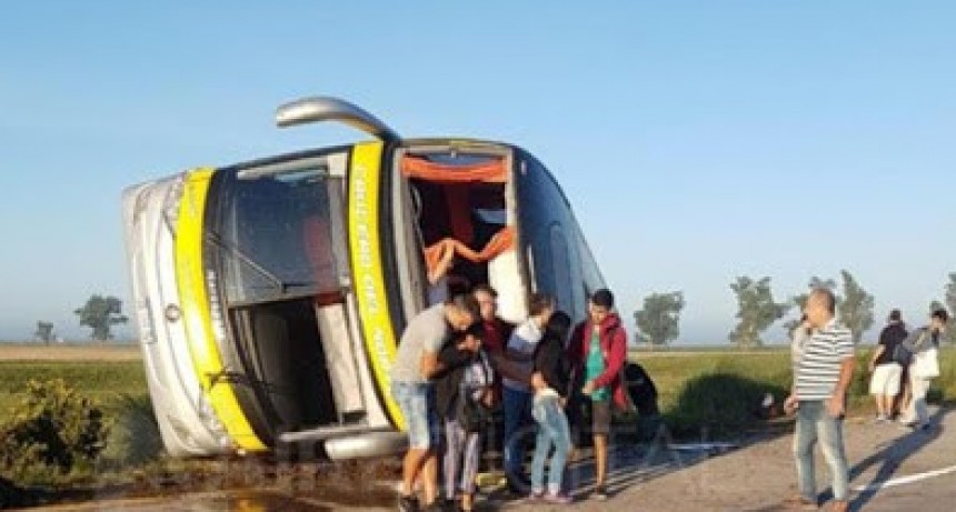 Volcó en Santa Fe un micro que viajaba de Misiones a Córdoba