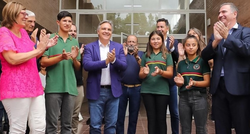Llaryora inauguró el nuevo edificio del IPET 420 de Isla Verde