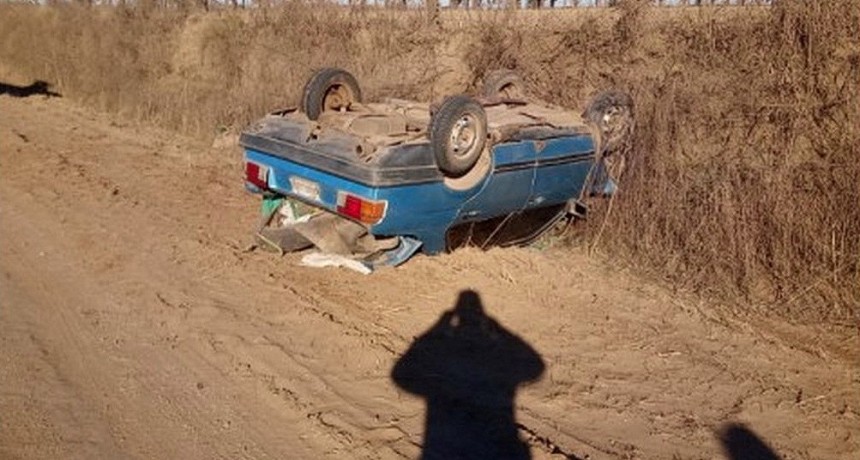 Automóvil tumbó camino Colonia Barge