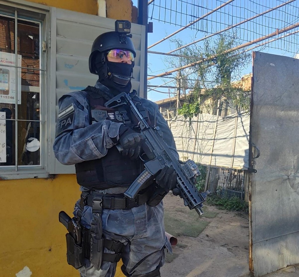 CÓRDOBA: FPA REALIZÓ SIETE ALLANAMIENTOS Y DETUVO A CINCO PERSONAS POR COMERCIALIZAR COCAÍNA Y MARIHUANA EN BARRIO VILLA SIBURU