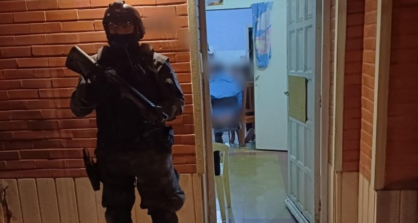 MORTEROS: PERRO DE LA FPA HALLÓ COCAÍNA ESCONDIDA EN UNA CAMPERA. DOS HERMANOS DETENIDOS