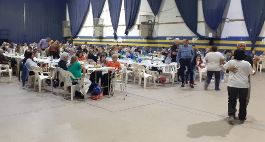 Éste sábado 28/10/2023, por la noche, se llevó a cabo la cena y baile de la Parroquia de Isla Verde, San Antonio de Padua, en el Club Sportivo.