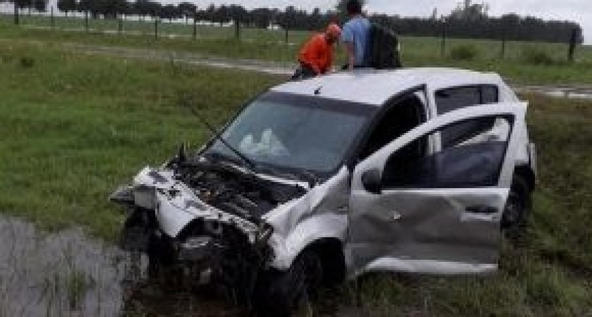 General Roca: Despiste y vuelco de un automóvil en autopista con cinco Gendarmes