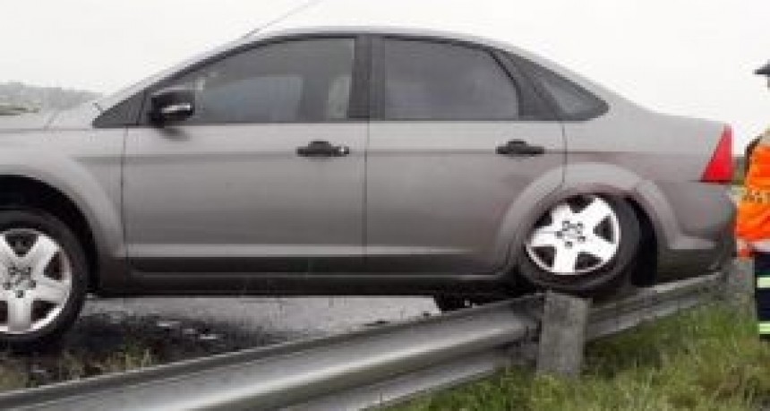 General Roca: un nuevo accidente en el cuestionado km. 408 de autopista, un automóvil despistó y recorrió 500 metros arriba del guardarrail